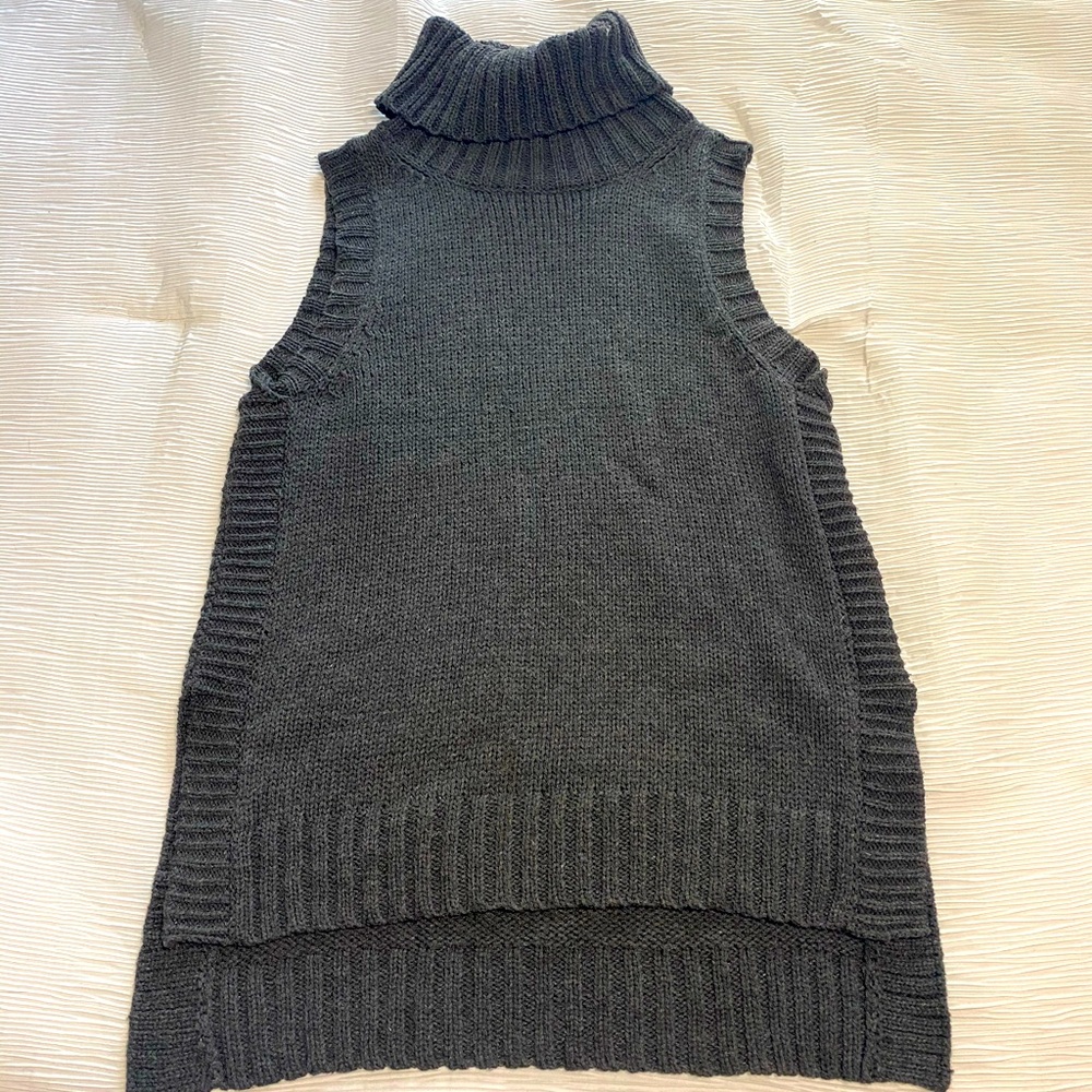 Turtle neck sweater vest